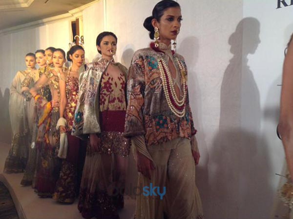 റിന ധാക്ക കളക്ഷന്‍