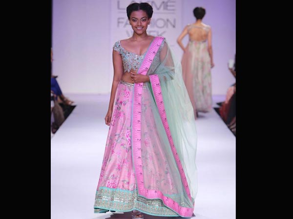 അനുശ്രീ കളക്ഷനുകള്‍