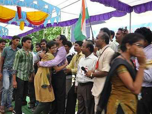 കെട്ടിപ്പിടിച്ചും റെക്കോര്ഡിട്ടവര്