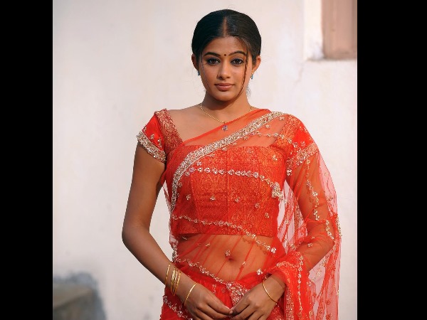 താരങ്ങള് ഹോട്ട് സാരി ഫാഷനുകളില്