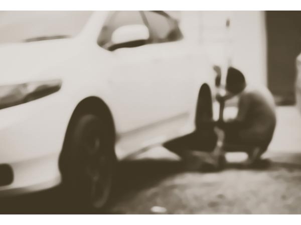 വെറും കൈകൊണ്ട് കാര് ഉയര്ത്താം