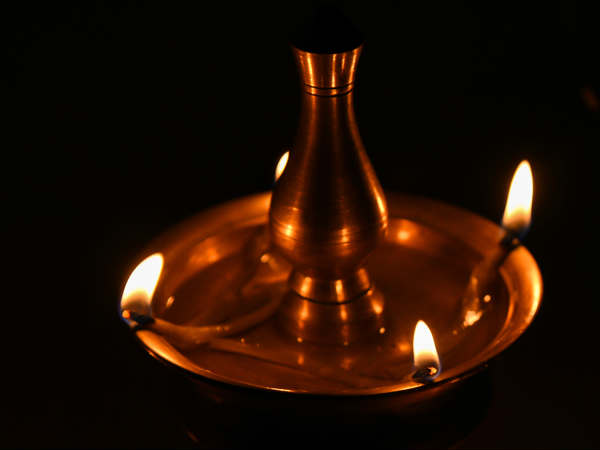 വീട്ടില്‍ വിളക്കു തെളിയിക്കുമ്പോള്‍