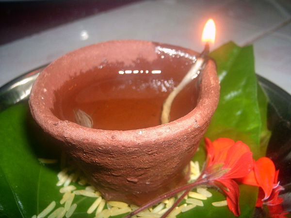 വീട്ടില്‍ വിളക്കു തെളിയിക്കുമ്പോള്‍