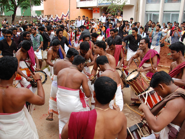 പുലിക്കളികളും നാടന് കളികളും