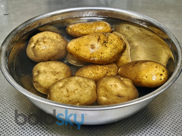 ഉരുളക്കിഴങ്ങ് വേവിക്കുമ്പോള്