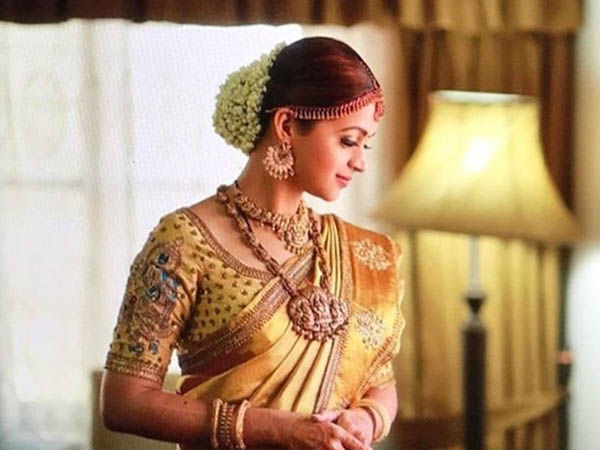 ഗോള്ഡന് നിറമുള്ള സാരി