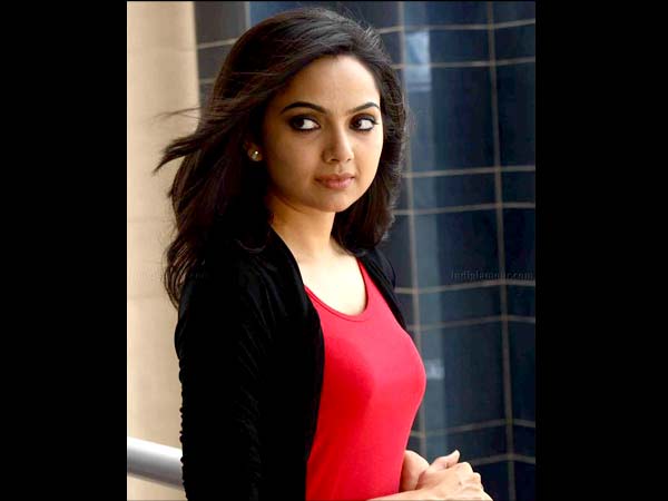 ഒരു സ്ത്രീ നടക്കുമ്പോള്