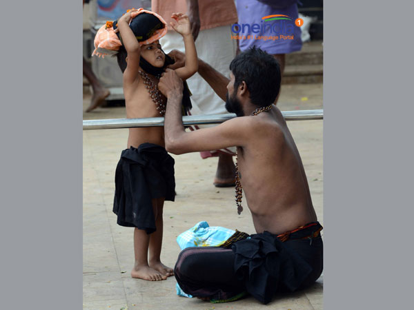 മാലയിടുന്നത്