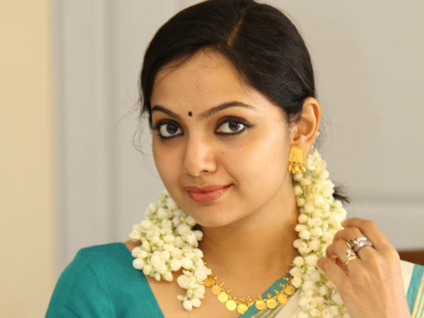 ബദാം പോലുള്ള കണ്ണ്