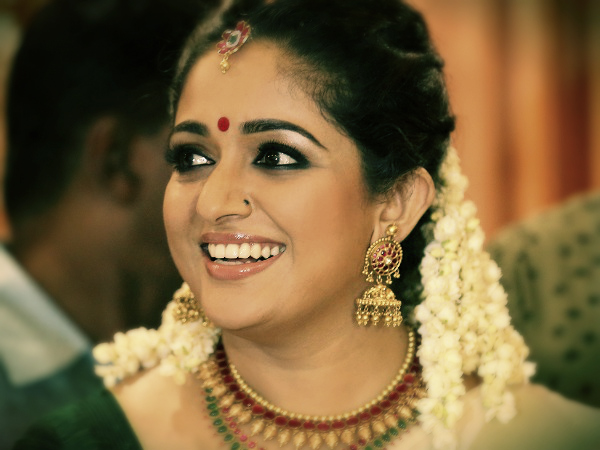 വിടര്ന്ന കണ്ണുകള്