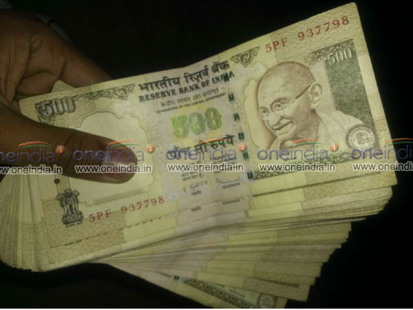 ഇതുപോലെ ജനലിന് അരികിലായോ