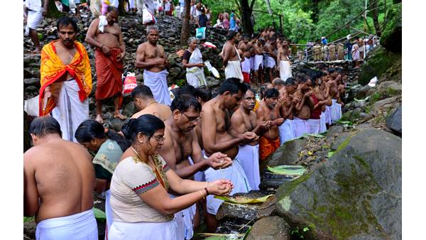 ജലാശയങ്ങളുടെ തീരത്താണ്