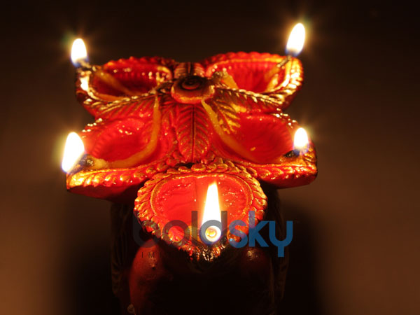 നാലു മണ്ചിരാതും