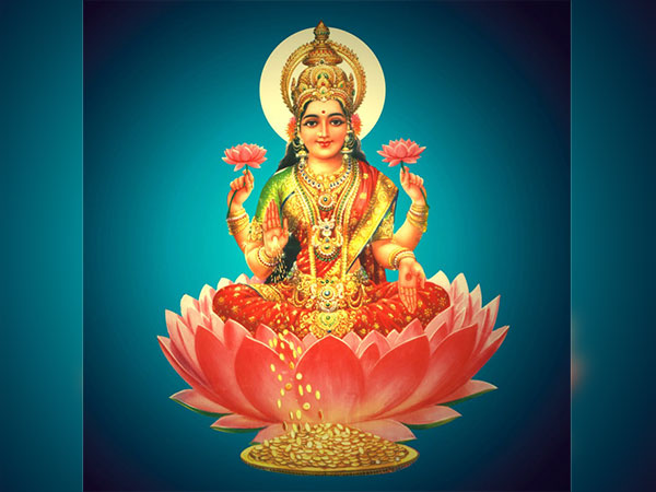 താമരയില് ഇരിക്കുന്ന ലക്ഷ്മി ദേവി
