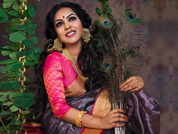 സാരിയില് തിളങ്ങി