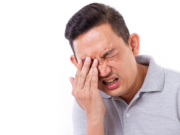 കണ്ണുകള് ഇടയ്ക്കിടെ തൊടുന്നത് ഒഴിവാക്കുക