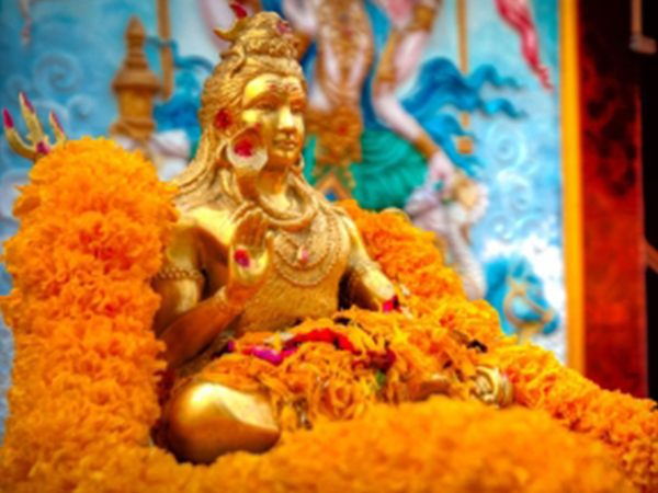 പ്രതിമയ്ക്ക് സമീപം തുകല് ഇനങ്ങള് ഒഴിവാക്കുക