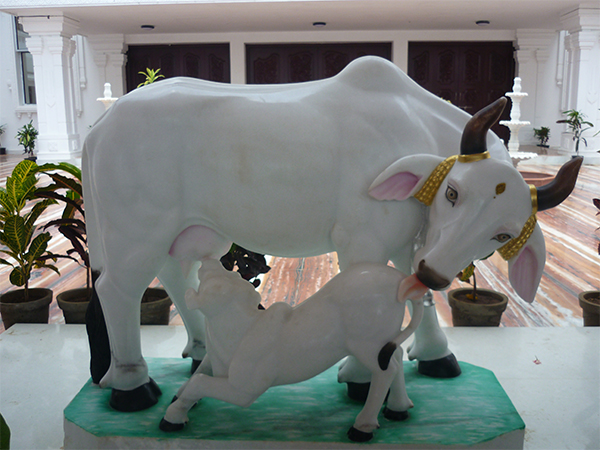 പശുക്കിടാവിന്റെ പ്രതിമ