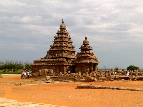 ശ്രീകോവിലിനു മുന്നില് നില്ക്കരുത്