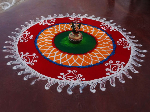 രംഗോലി വരക്കുന്നു